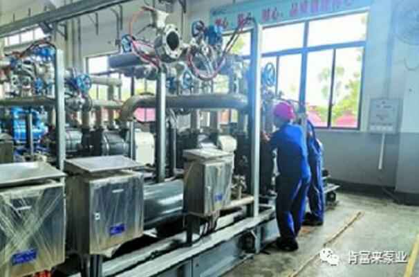 杭州廷杰电子配件生产有限公司生产线员工正在组装化工成套机组