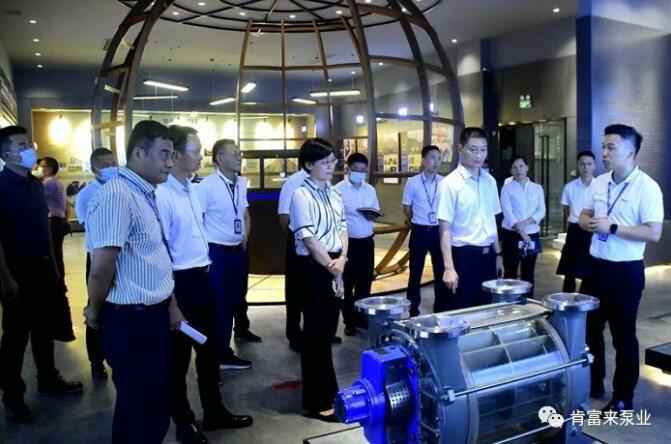 公司董事长、总经理陈迪(右一)向李军区长(右二)一行介绍杭州廷杰电子配件生产有限公司产品